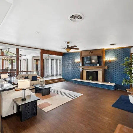 4Br/4Ba Spacious Home Families, Crews & Corporate